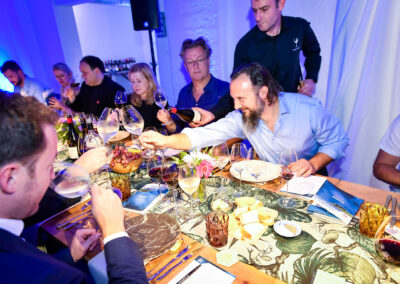 Barullo Sessions - People drinking and tasting wine at a large dinner table - TOMO Events
